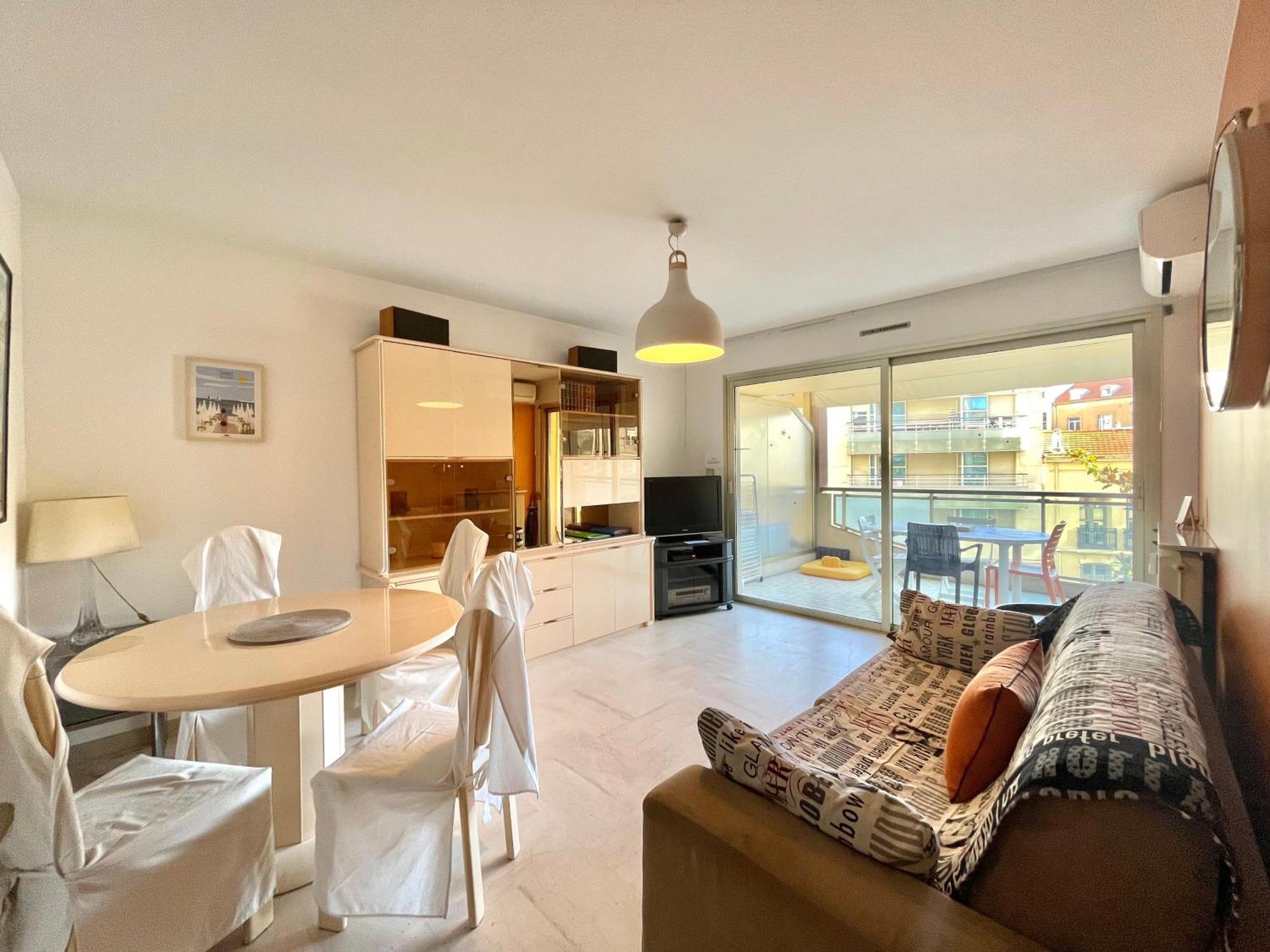 Center 2, By Welcome To Apartamento *